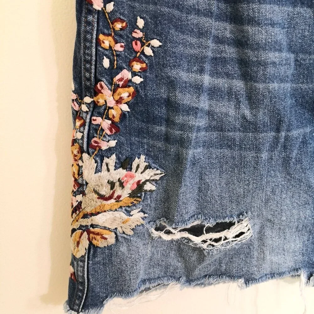 Abercrombie & Fitch Floral Embroidered Distressed Jean Skirt‎ - Size 31(=L)